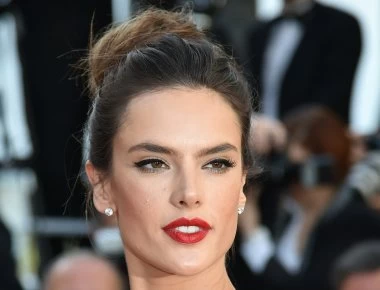 Η Alessandra Ambrosio «αναστάτωσε» τους λουόμενους σε παραλία της Μυκόνου (βίντεο)